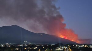 163932419-8f687867-0d3e-42f4-a8dd-463ef0be2f3a-300x169 RONGHI(SP): Il Vesuvio ancora in fiamme e se succedesse anche ai Camaldoli? Puntare sulla prevenzione