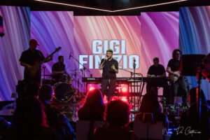 GIGI-FINIZIO-a-7-CANZONI-ph.-Maurizio-De-Costanzo-1-300x200 GIGI FINIZIO e la sua musica: 50 anni di carriera raccontati e celebrati in una puntata speciale di "7 CANZONI" - martedì 12 agosto su 11 TELEVOMERO