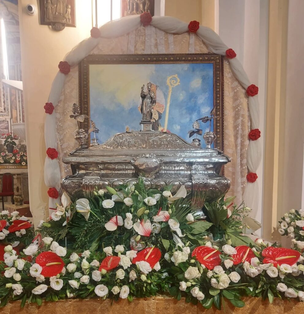 Immagine-WhatsApp-2025-09-09-ore-23.46.06_1c56b46e-992x1024 Dopo 848 anni, San Castrese torna tra la sua gente. Emozione per il canto 'a fronna di Lello traisci