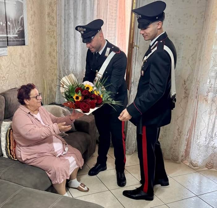 1-anziana ANZIANA SALVATA DAI CARABINIERI DOPO UN INFARTO.