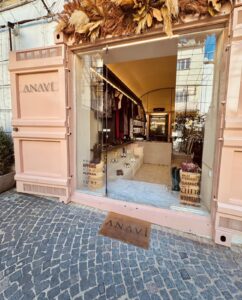 994269df-6f21-4790-bfe8-4697e84bacc6-242x300 Settore moda in Campania: eccellenze che sopravvivono in un contesto sociale ed economico che arranca