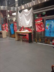 Immagine-WhatsApp-2025-10-31-ore-12.22.34_948b928e-226x300 Licenziati a Napoli Stazione Centrale: la battaglia di 28 famiglie. FOTO ESCLUSIVE!
