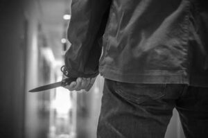 76601941-criminale-malvagio-con-coltello-affilato-pronto-per-la-rapina-o-per-commettere-un-omicidio-con-300x199 Lecce e San Paolo Belsito, storie di  dramma familiare