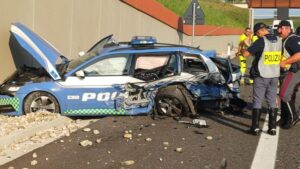 auto-a-folle-velocita-piomba-su-una-volante-della-Polizia-Stradale-300x169 Incidente mortale nella notte a Torre del Greco