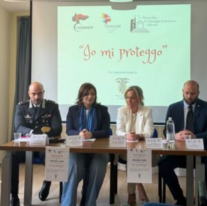 foto-comunicato-2-300x298 Braccialetti reattivi e formazione: Salerno lancia “Io mi Proteggo” contro le sostanze alteranti nei drink Importante