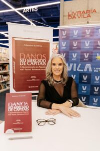 Autrice-con-il-libro-200x300 Roma, La Sapienza presenta il seminario sui danni del mercato mobiliare di Grasiela Cerbino